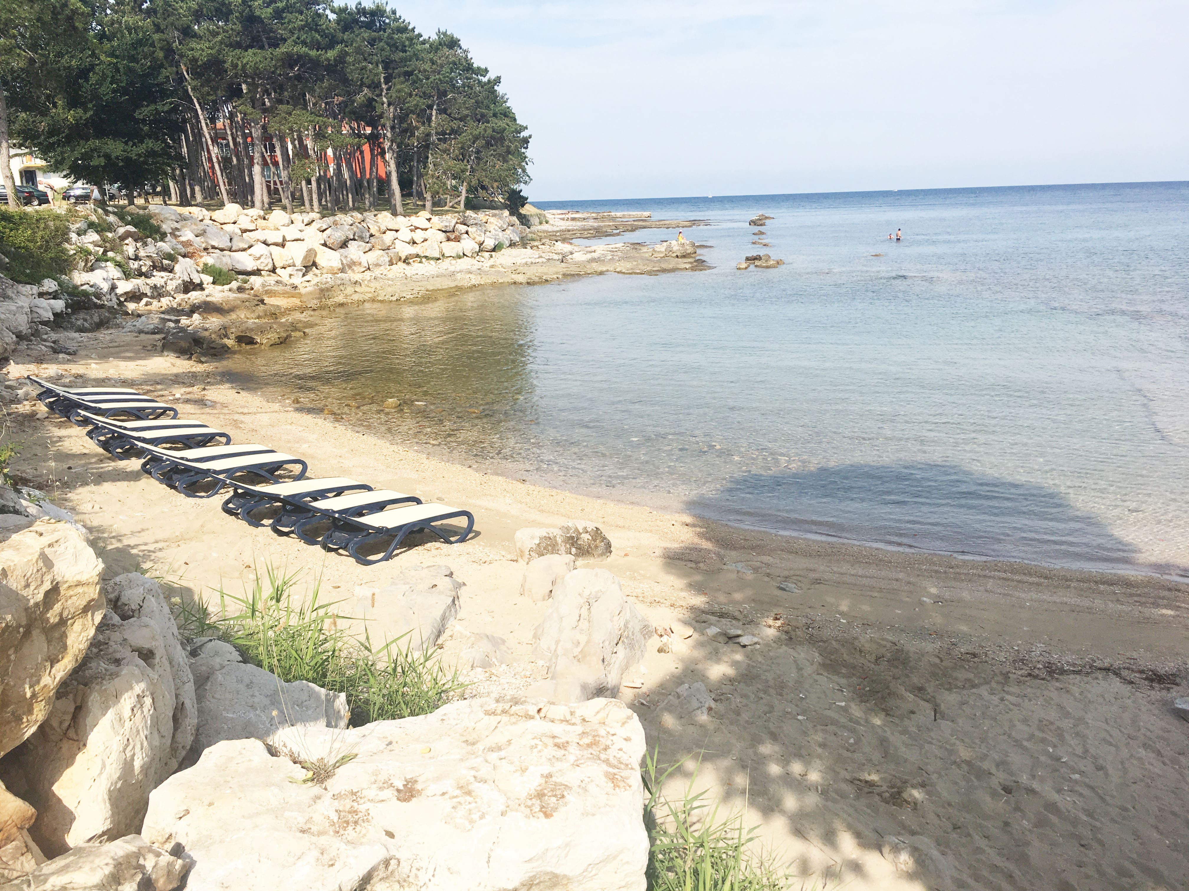 Beach bar Havana Savudrija ležaljke sunbeds plaža beach